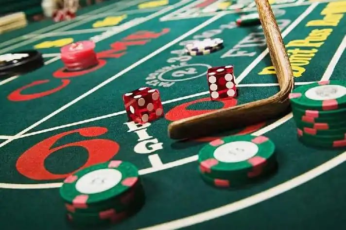 Antarmuka login idtogel dan layar pemilihan meja baccarat dengan batas taruhan berbeda